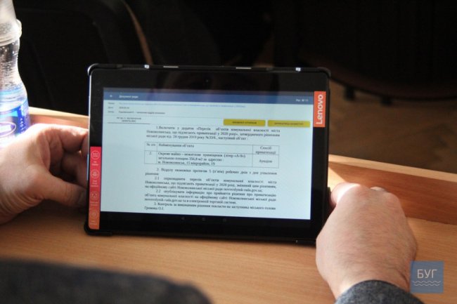 У Нововолинській міськраді депутати відтепер голосують за допомогою планшетів
