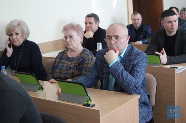 У Нововолинській міськраді депутати відтепер голосують за допомогою планшетів
