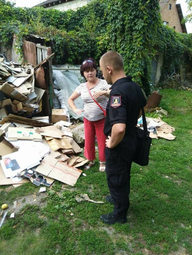 Антисанітарія та купи мотлоху: лучани влаштували «звалище» у власному дворі