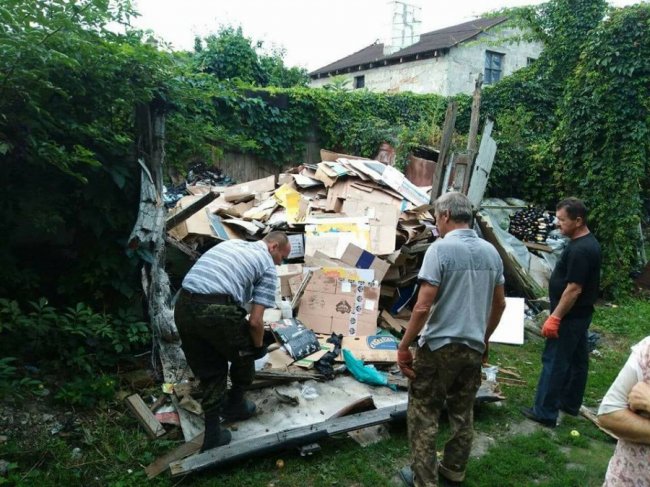 Антисанітарія та купи мотлоху: лучани влаштували «звалище» у власному дворі
