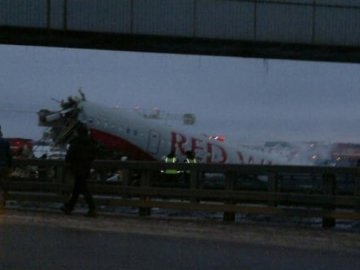 У російському аеропорті зазнав аварії літак: є загиблі. ФОТО