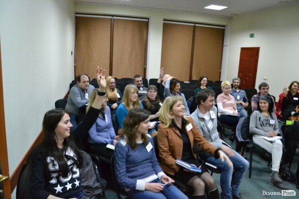 Відомий коуч навчав лучан «розбиратись» у собі за допомогою дзеркала. ФОТО