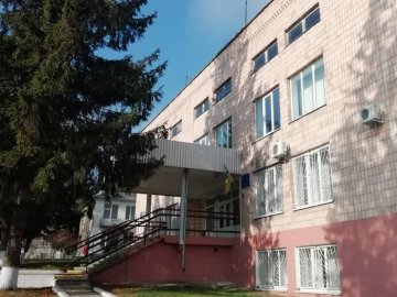 Бракує служителів Феміди і маленькі камери для затриманих: провели «ревізію» волинського суду