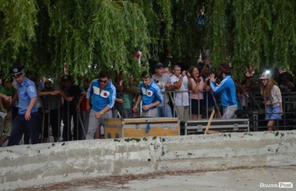 Подивитися на Дзідзьо прийшли сотні лучан. ФОТО