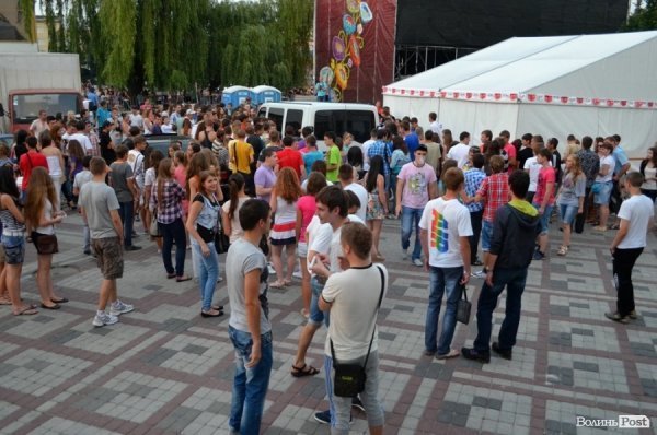 Подивитися на Дзідзьо прийшли сотні лучан. ФОТО