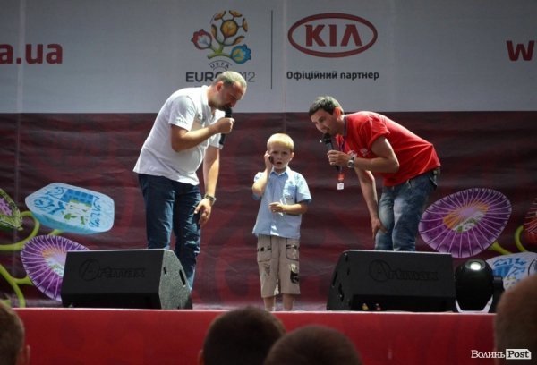 Подивитися на Дзідзьо прийшли сотні лучан. ФОТО