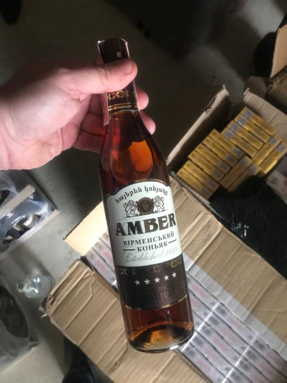 Прикордонники Луцького загону зупинили бус, вщент запакований контрафактом. ФОТО