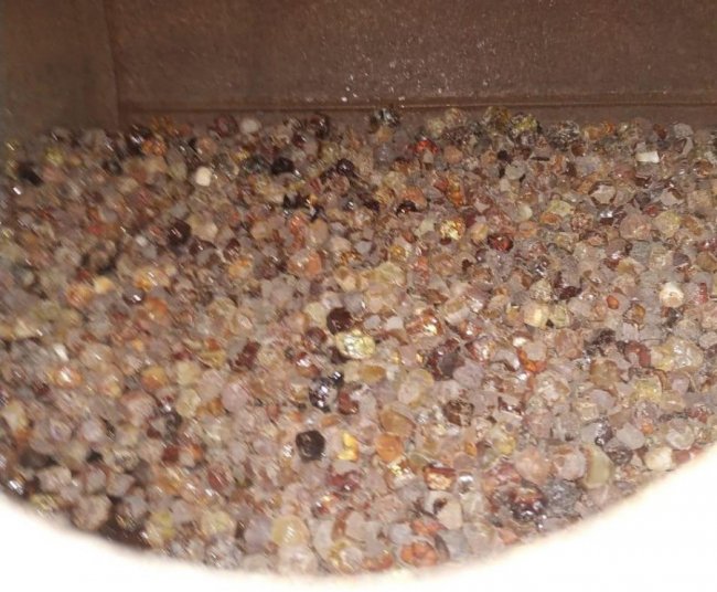 Волинянин хотів провезти через кордон майже 7 кілограмів бурштину у газовому балоні. ФОТО