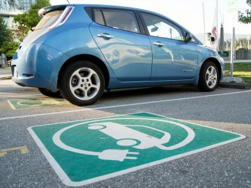 У Луцьку просять зробити безкоштовні парковки для електромобілів