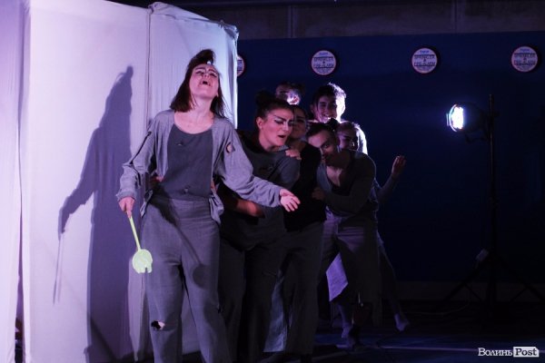 «Мандрівний вішак» у Луцьку епатував, дивував та змушував задуматись. ФОТО