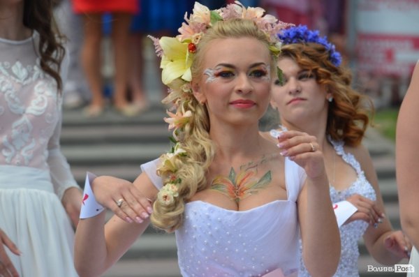 У Луцьку наречені вийшли на парад. ФОТО