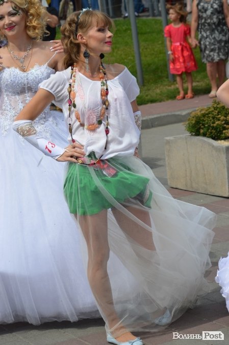 У Луцьку наречені вийшли на парад. ФОТО