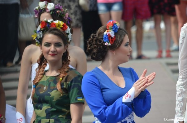У Луцьку наречені вийшли на парад. ФОТО