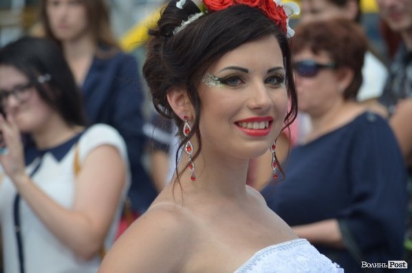 У Луцьку наречені вийшли на парад. ФОТО