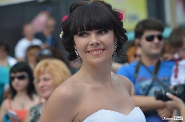 У Луцьку наречені вийшли на парад. ФОТО