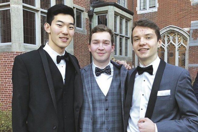 У колі іноземних друзів по парті Андрій (крайній справа) почувається комфортно