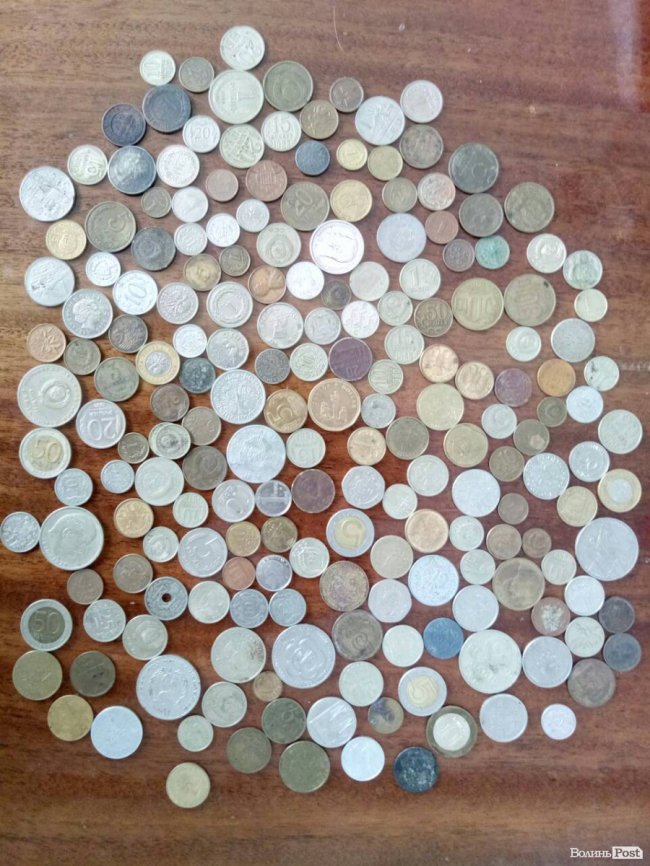 Сотні давніх марок і десятки старовинних монет: луцький колекціонер розповів про своє захоплення. ФОТО