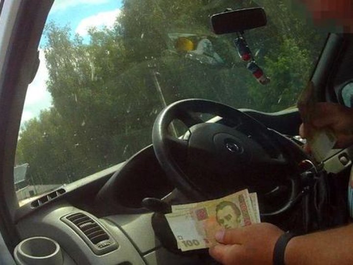 На Волині п'яний водій без прав намагався відкупитися від поліцейських