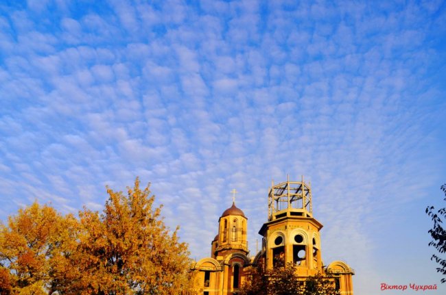 Осіннє небо над Луцьком на світлинах фотографа