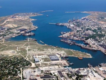 Удар по Севастополю: в українській розвідці підтвердили пошкодження десантного корабля і підводного човна рф