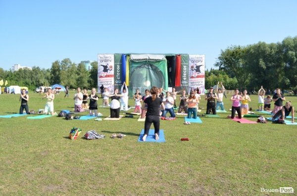 Ранок на «Бандерштаті» почався з йоги. ФОТО 