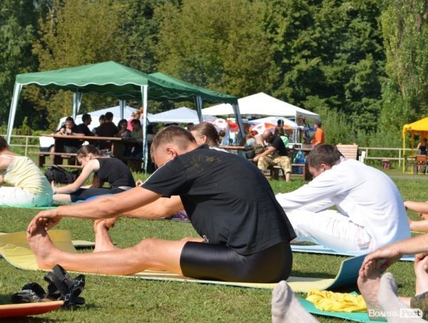 Ранок на «Бандерштаті» почався з йоги. ФОТО 