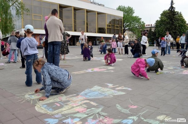 У Луцьку діти малювали мам на асфальті. ФОТО