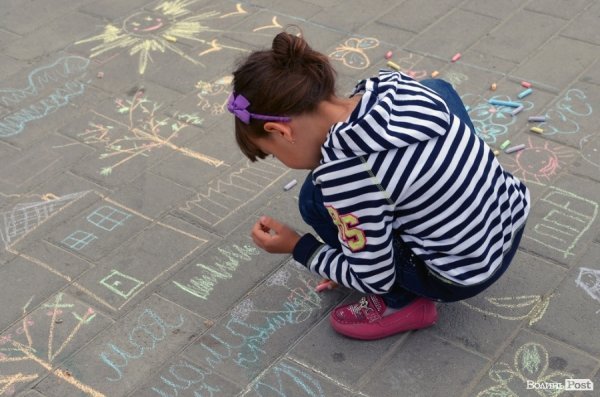 У Луцьку діти малювали мам на асфальті. ФОТО