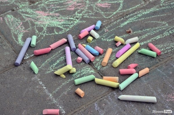 У Луцьку діти малювали мам на асфальті. ФОТО