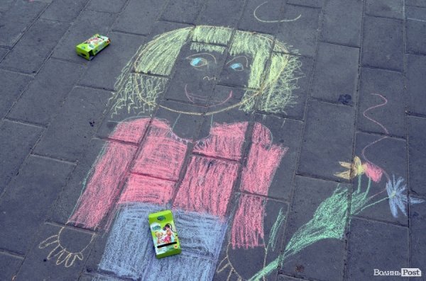 У Луцьку діти малювали мам на асфальті. ФОТО