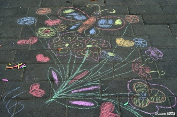 У Луцьку діти малювали мам на асфальті. ФОТО
