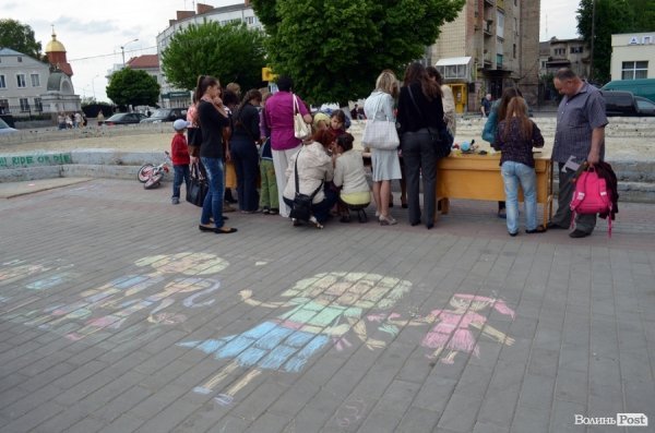 У Луцьку діти малювали мам на асфальті. ФОТО