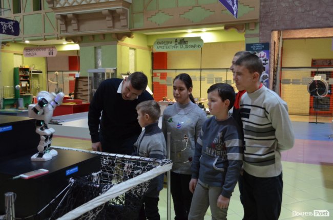 Заступник голови Волинської ОДА показав дива науки і техніки особливим діткам. ФОТО