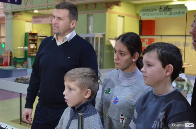 Заступник голови Волинської ОДА показав дива науки і техніки особливим діткам. ФОТО