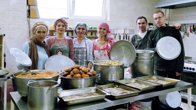 Акція добра і світла: у Луцьку безкоштовно роздають їжу для нужденних