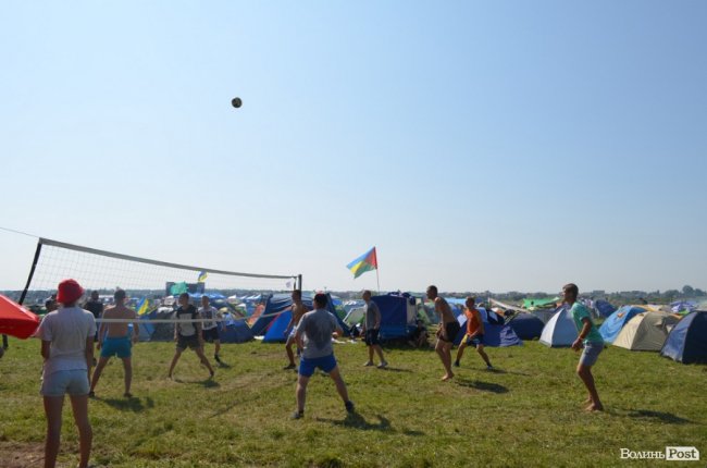 Спека в наметах і аншлаг у зоні купання: як фестивалить «Бандерштат». ФОТО