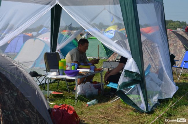 Спека в наметах і аншлаг у зоні купання: як фестивалить «Бандерштат». ФОТО
