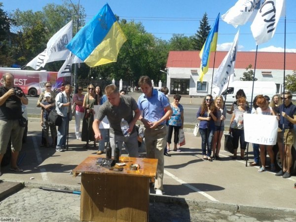 У Києві палять російські товари. ФОТО