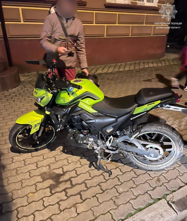 Патрульні у центрі Луцька зловили двох мотоциклістів без водійських прав