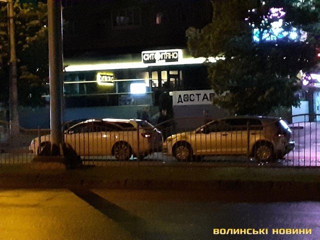 Зіткнулись три автомобілі: у Луцьку – нічна аварія. ВІДЕО