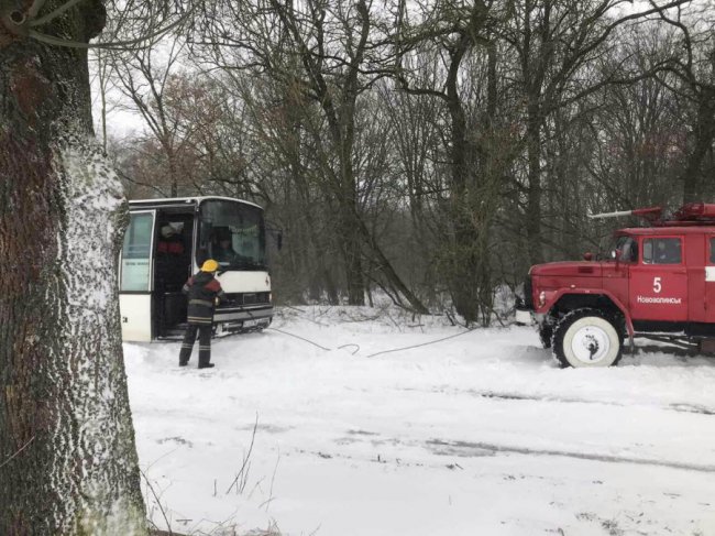 На Волині за минулу добу рятувальники витягли із заметів 8 автобусів, 20 вантажівок і понад 50 легковиків