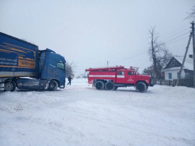 На Волині за минулу добу рятувальники витягли із заметів 8 автобусів, 20 вантажівок і понад 50 легковиків