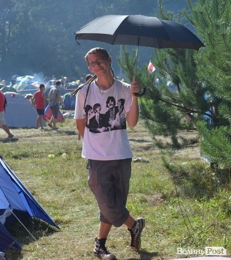 Більшість готувала парасолі від дощу, однак їх довелося використати від пекучого сонця