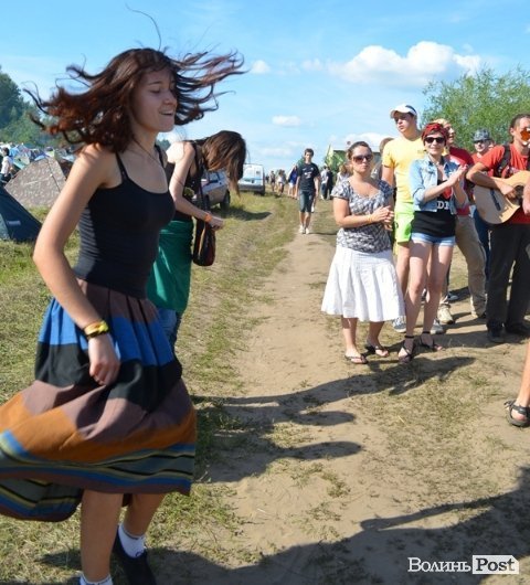 Лучанка Оксана танцює разом з музиками, яким бракує грошей на проїзд, тому вони збирають гривні у таборах 