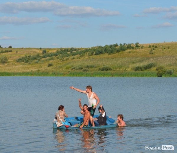 У ставу було заборонено купатися, втім табличка про заборону загадковим чином зникла вже у перший день фесту 