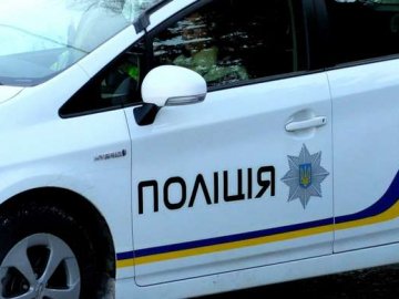 Жінка-водій з Маріуполя з'їла протокол, щоб не платити штраф. ВІДЕО