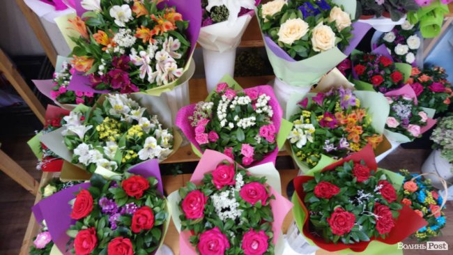 «Квітковий бум» на перший дзвоник: ціни в Луцьку. ФОТО
