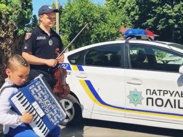Волинський патрульний у День батька зіграв на скрипці, а його син – на акордеоні. ВІДЕО