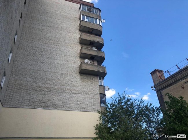 У Луцьку загинув чоловік, випавши з вікна 9 поверху. ФОТО