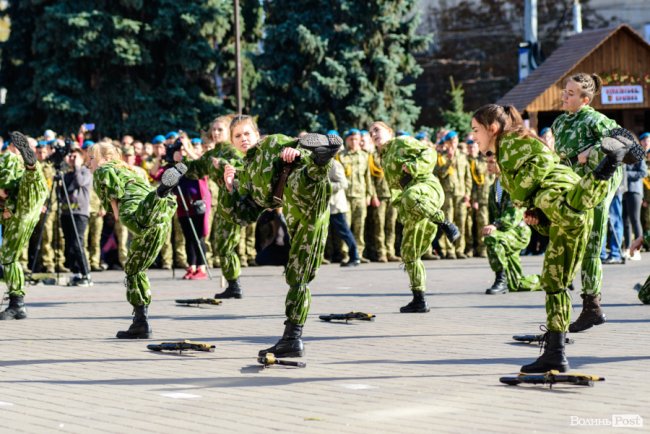 У центрі Луцька майже пів тисячі ліцеїстів склали присягу. ФОТО